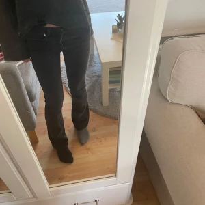Svarta bootcut jeans - Säljer ett par svarta jeans med modellen low boot från lager 157. Har sytt upp byxorna då dem var för långa för mig i full length. Är ca 162 och dem går ner till marken på mig. Sparsamt använda 💗
