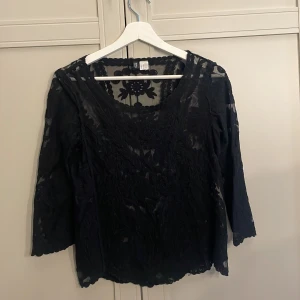 Svart spets tröja - Svart spets tröja från H&M i storlek 34