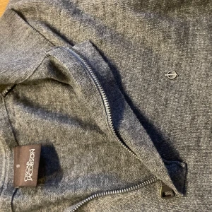 Oscar Jacobsson half zip - Tvär det half zip från Oscar Jacobson med en silvrig logga vid bröstet, använd bara ett par gånger. Storlek S. Pris kan diskuteras vid snabb affär!