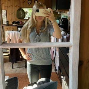 Snygg stickad tröja  - Fin tröja från H&M den en roset framtill, stl medium men skulle även passa för nån som har storlek S 💗