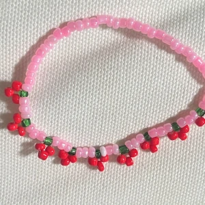 Armband - Säljer egengjorda armband! Det går att specialbeställa armband men fråga mig först vilka färger du vill ha då det kan hända att jag inte har de färgerna. Bokstäverna finns i svart text, gulfärgad text och färgglad text. Pris går att diskuteras vid snabb affär!