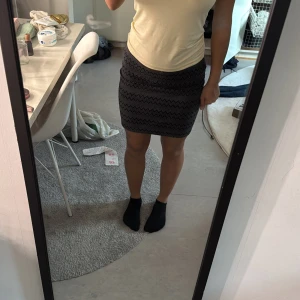 Svart mönstrad kortkjol - Säljer en jätte fin kjol har bara använts max tre gånger har inga defekter eller fläckar hör av dig vid intresse eller fler frågor ! 