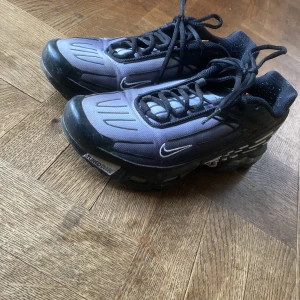 Nike Tuned Air Max sneakers svart/grå - Nike Tuned Air Max sneakers i svart och grått med coola detaljer och reflekterande linjer på hälen. Skorna har snörning, mesh- och syntetmaterial samt en chunky sula med Tuned Air-dämpning. Perfekta för dig som gillar streetwear och sportig vibe.Lite smutsiga på bilden men jag ska tvätta dom dom har används bara 5 gångern och köpte dom i Italien tyvärr så kommer det bara skorna utan lådan dom är äkta som ni ser med qr kod o allt fungerande 