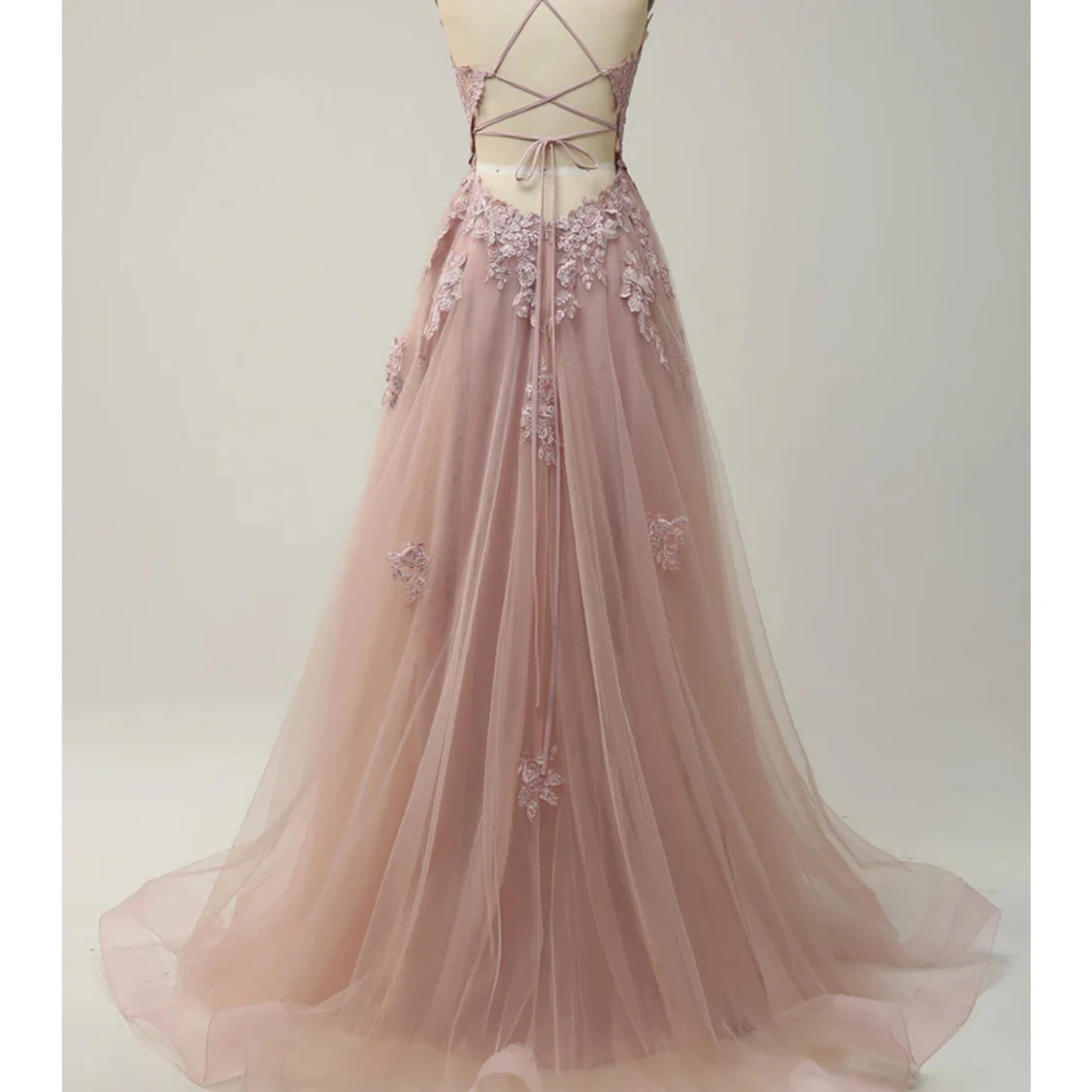 Ljusrosa långklänning med spetsdetaljer - 1