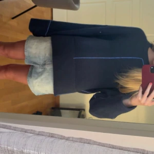 Mörkblå oversized stickad tröja Zara - Säljer en mörkblå oversized stickad tröja från Zara med ljusblå dekorativa sömmar. Tröjan är i storlek S men passar xs-s. Perfekt till hösten 💙💙