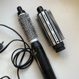 Babyliss varmluftsborste - Varmluftsborste från babyliss, finns inte på hemsidan längre. 2 munstycken följer med, knappt använd💕
