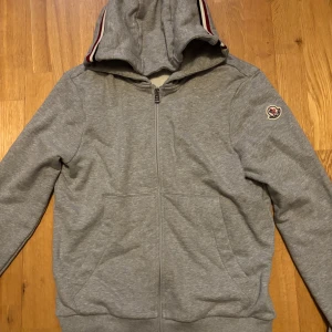 Moncler Cardigan - Skick 10/10 oanvänd  Storlek S Pris kan diskuteras vid snabb affär 