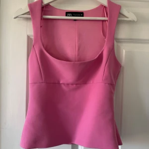 Rosa linnetopp från Zara - Super söt rosa topp från zara! Använda tyvärr inte längre därav säljs den!
