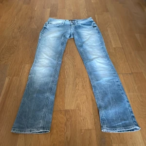 Lågmidjade raka jeans - Säljer ett par g star raw jeans som är väldigt lågmidjade i mycket fint skick. Säljer för 99kr. pris kan diskuteras vid snabb affär💞storlek 24/32! Kontakta vid frågor!