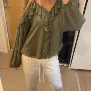 Grön blus med volang från Zara - En supersöt blus från Zara, skriv vid frågor eller liknande💓