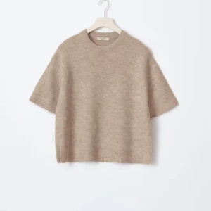 Beige stickad kortärmad tröja - Supermjuk beige stickad tröja från Hina Tricot med korta ärmar och avslappnad passform. Perfekt för lager-på-lager och funkar lika bra till jeans som kjol. Rund halsringning och ribbade kanter ger en clean look.