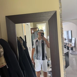 Juventus Yildiz 10 matchtröja Adidas M - Juventus fotbollströja med YILDIZ och nummer 10 på ryggen. Klassisk svartvit randig design, rosa detaljer på axlar och logga, skön kalite på en riktigt snygg tröja, helt oanvänd ! 