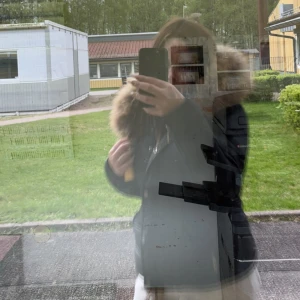 Rock and blue! - Säljer en svart pufferjacka med stor fluffig fuskpäls på huvan. Jackan har dragkedja framtill och är figursydd för en snygg siluett. Perfekt för kyliga dagar när du vill vara både varm och stilren. Perfekt till vintern! Har blivit liten. Bara bra att va redo till vintern när den kommer!