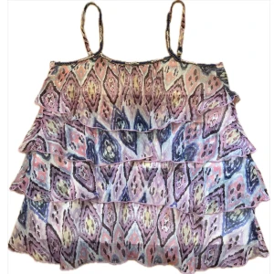 Mönstrat volanglinne - Superfint volanglinne med pärldetaljer längs halsringningen och de tunna axelbanden. Står storlek 134/140 men passar XXS/XS. 