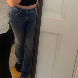 Blå bootcut jeans replay - Säljer ett par snygga blå jeans med bootcut-modell från replay som passar storlek S/M och är perfekt i längden på mig som är 167💕säljer dom pga att de inte används . Köptes för 1299kr