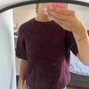 Stickad vinröd kortärmad tröja  - Stickad rödvin korärmad tröja från Gina Young i storlek 170 men passar folk som har xs/s använd en gång så typ helt ny och i jätte bra sicka. Priset kan diskuteras vid snabb affär 