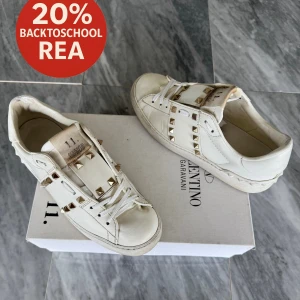 Valentino skor - REA! - Valentino Open - Skick: Fint skick - Tillbehör: Valentino kort - Nypris: 6000kr - TrendWardrobe