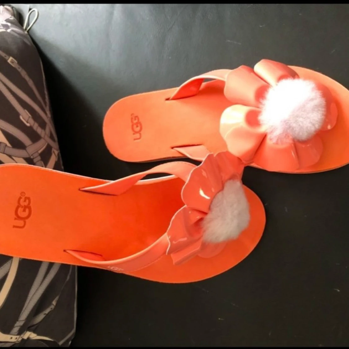 UGG sandaler med blomdetalj i orange
