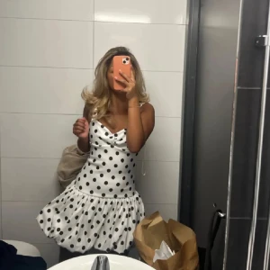 ZARA Vit prickig kortklänning med volang - Supersöt vit kortklänning med svarta prickar och volangig kjol. så fin och slutsåld överallt!! endast använd en gång så som ny!🥰 