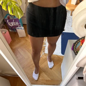 Svart minikortkjol från Pull & Bear - Storlek S med prislappar kvar! En ”skort” eller kjol med inbyggda shorts i. 