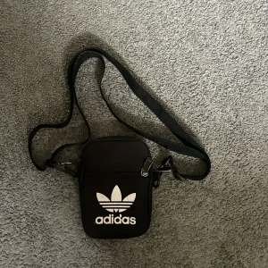 Svart axelväska  - Säljer en svart axelväska 