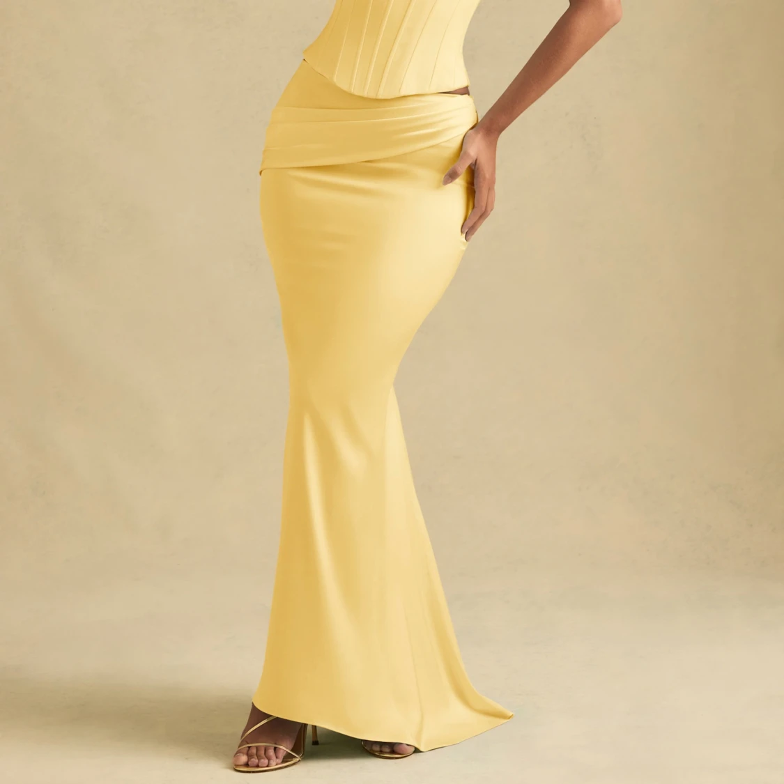 Gul långklänning med korsettliv - 2
