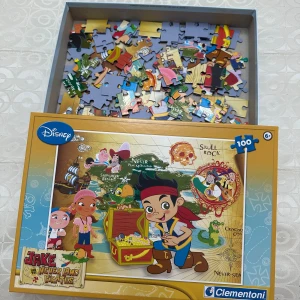 Jake and the Never Land Pirates (pussel, 100 bitar) - Färgglatt pussel med 100 bitar från Disney-serien Jake and the Never Land Pirates. Perfekt för dig som gillar äventyr, pirater och att utmana dig själv! Passar barn och unga från 6 år och uppåt.