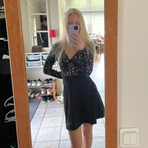 Svart klänning - Säljer denna super fina svarta klänning med spetsdetaljer från Hickap! Perfekt för lite finare tillfällen som middagar eller andra firanden. Har aldrig använt den så den är helt som ny.💗