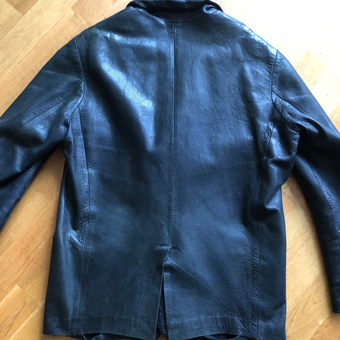 Svart skinnkavaj med knappar - 4