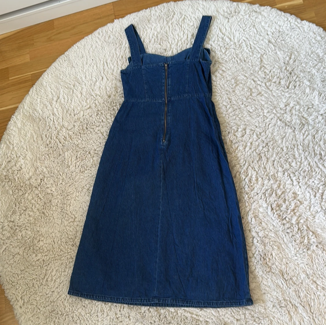 Blå jeansklänning med rosett - 3