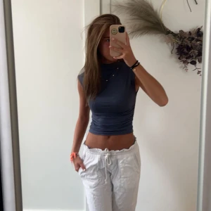 Grå topp - Säljer denna superfina och sköna tröja från ginatricot köpt för längesen och nästan aldrig använd❤️❤️ den är köpt för 350 och säljer endast för 199 nu!🥰 storlek XS