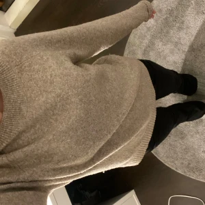 Beige stickad tröja  - Beige tröja som passar bra till kalla kvällar 🤍 endast använd en gång så jag säljer den på grund av att den inte kommer till användning och för att jag vill få sålt den snabbt. Skriv privat för frågor/bilder! 💋