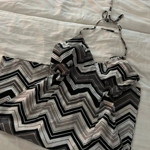 Svartvit mönstrad klänning från H&M - Säljer en snygg klänning från H&M med svartvitt sicksackmönster🖤