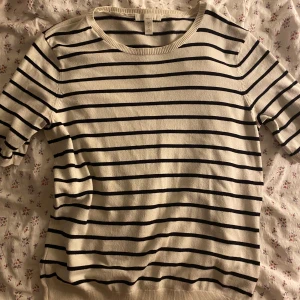 finstickad tröja - randig, finstickad t-shirt från h&m. har använts men fortfarande i bra skick💓