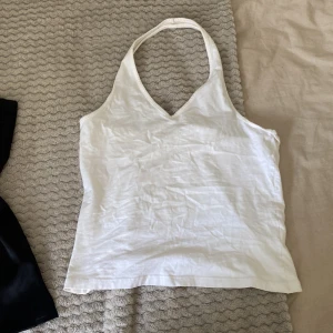 Vit halterneck linnetopp Gina Tricot - Säljer en stilren vit linnetopp från Gina Tricot i storlek M. Den är knuten runt nacken. 