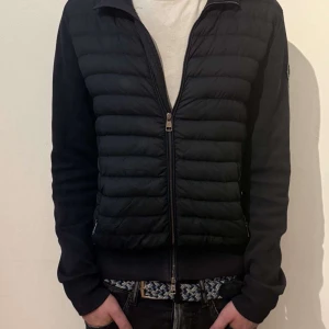 Moncler cardigan - Black label moncler cardigan. Storlek M men passar S (modellen är 180) köpt på garmsmarket. Skriv till mig för bilder på defekter och kvitto.