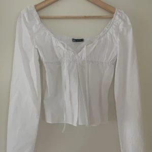 Vit söt blus från Zara - Jättefin blus från Zara! Helt oanvänd, därav som ny! 🙌🏻🤍 så fin till sommaren!! 