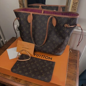 LV neverfull - Rosa innertyg. Köpt i Nice 2023 för 18k. Säljer för 12k. 