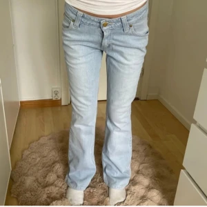 Ljusblå bootcut jeans - Snygga jeans ifrån Lee! Midjemått (tvärsöver):32cm innerbenslängd:75/77cm. Inte min bild men tjejen på bilden är 158-161cm. Köpt för 580kr