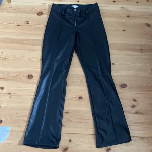 Svarta bootcut skinnbyxor - Superfina svarta bootcut skinnbyxor från Gina Tricot. Byxorna har låg midja med dragkedja framtill. De är i storlek 170 men sitter som S. Säljer pga att de inte har kommit till användning💓kontakta vid fler frågorrr💓