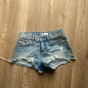 Lågmidjade jeansshorts gina tricot - Lågmidjade ljusblå jeansshorts från gina tricot🌸☺️
