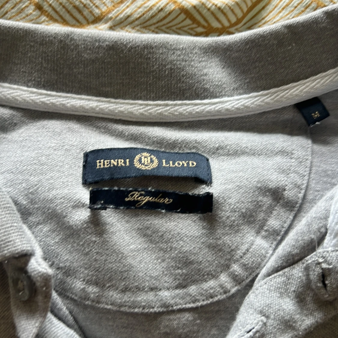 Grå pikétröja från Henri Lloyd - 1