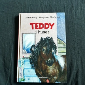 Teddy i huset - En charmig bok om ponnyn Teddy som flyttar in på gården. Perfekt för unga läsare som gillar djur och hästar! Boken har korta kapitel, stor stil och många bilder, vilket gör den lättläst och rolig att följa.