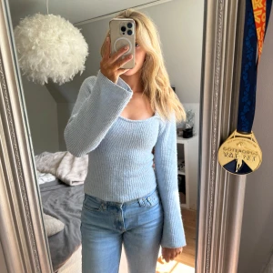 Ljusblå stickad tröja Gina Tricot - Superfin ljusblå stickad tröja från Gina Tricot med fyrkantig ringning och långa ärmar. Knappast använd och i väldigt fint skick! Strl XS, 100kr+frakt! 