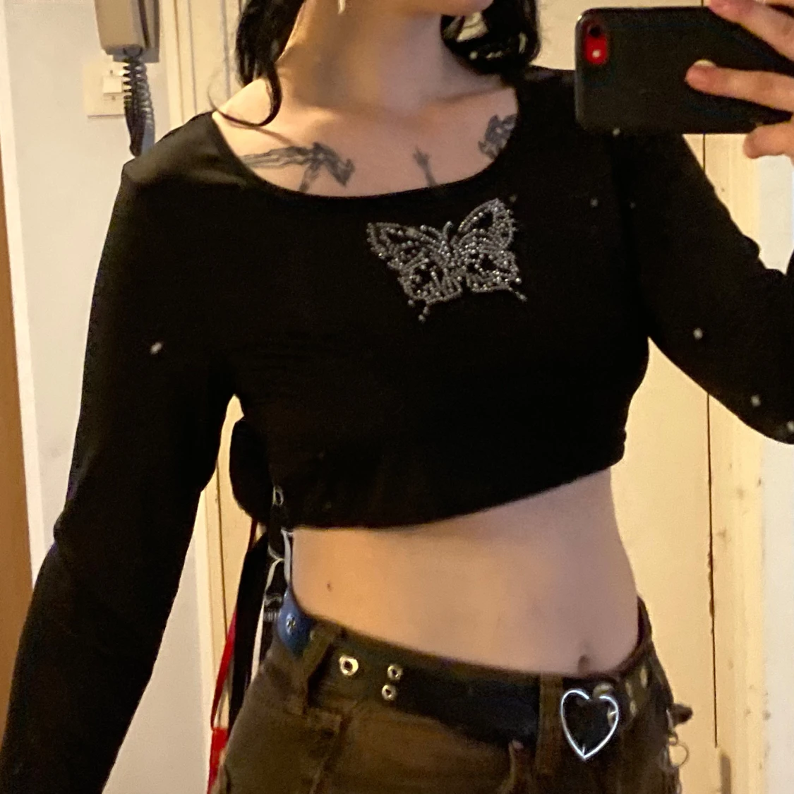 svart långärmad topp med fjäril i strass - 1
