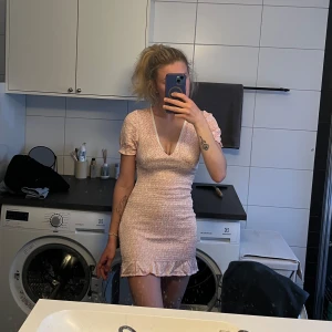 Zara klänning - Säljer denna supersöta klänning med blommor på från Zara då den tyvärr inte passade mig. Inga skavanker eller märken så i superfint skick!💕 Passar perfekt nu till sommaren!!☀️💕