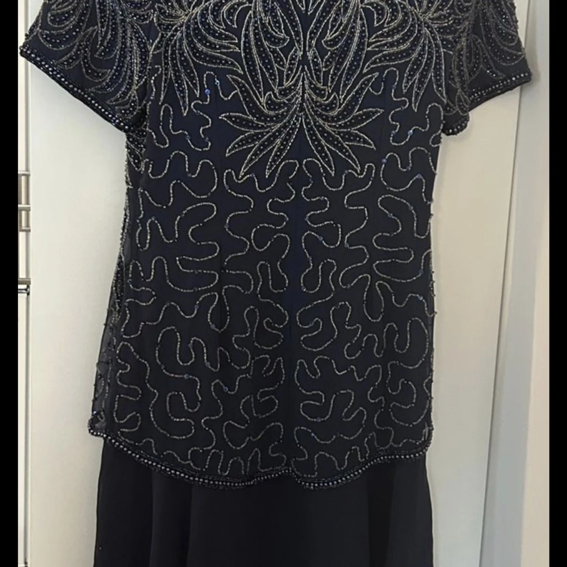 Mörkblå pärlbroderad klänning Carolyne Barton