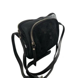 Svart crossbody-väska i läder och mocka. - Stilren svart crossbody-väska i äkta läder med mockadetaljer. Justerbar axelrem, silverfärgad dragkedja och tygfodrad insida med innerfack (ett med dragkedja, ett öppet). Perfekt storlek för mobil, plånbok och nycklar – både till vardags och utekvällar.  ✔️ Äkta läder & mocka ✔️ Justerbar rem ✔️ Fint skick ✔️ Fack för organisering