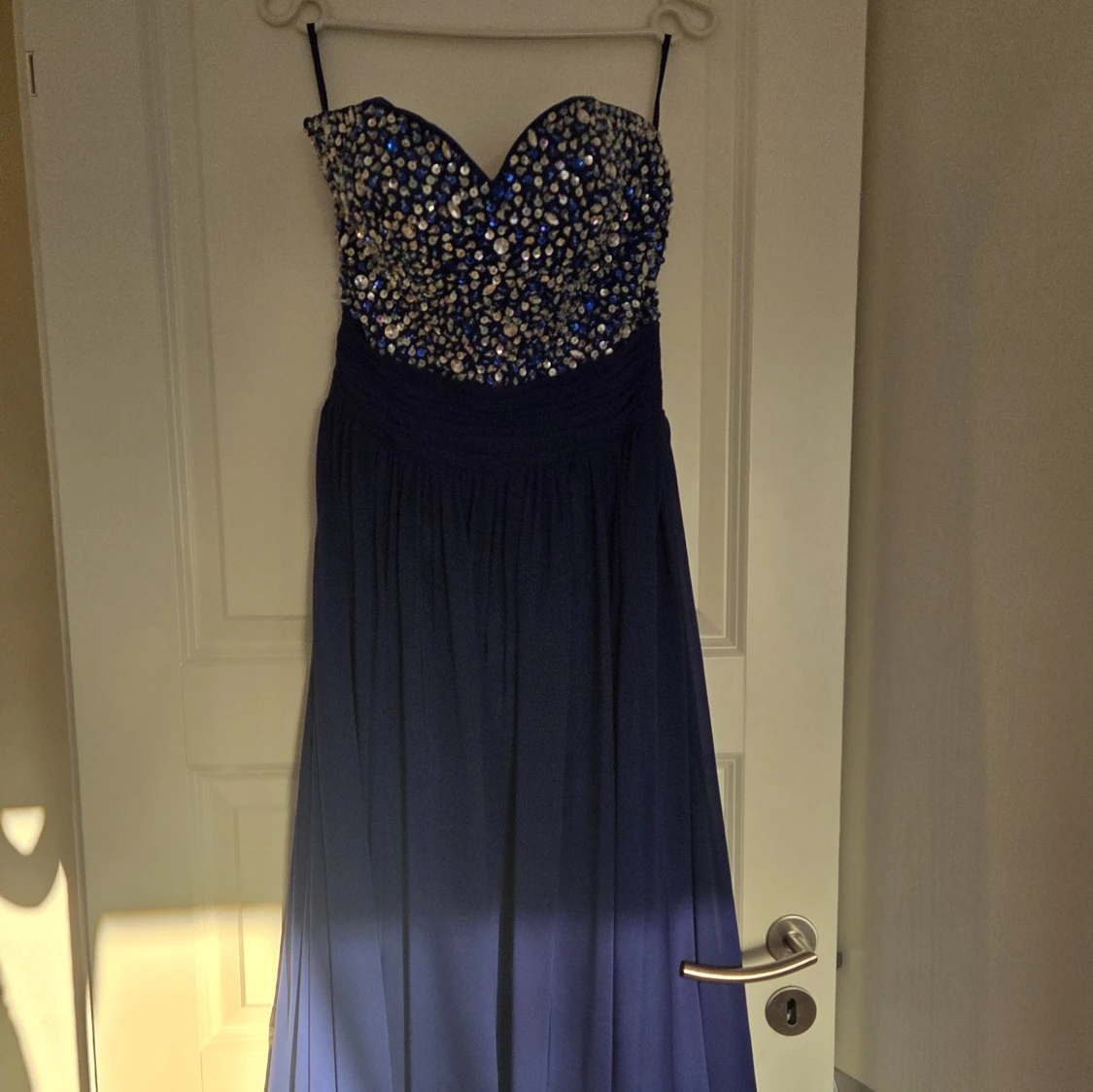 Mörkblå långklänning med paljetter - 2