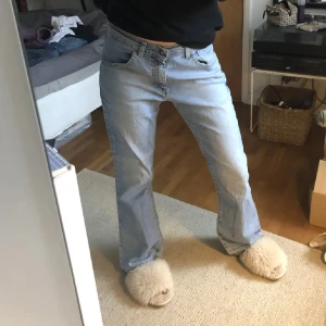 Jeans Levis - Jättesnygga vintage Levis jeans, Midjemåttet är 37cm och innerbenslängden är 76cm🫶🏻